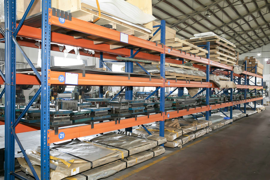 Polička na skladovanie foriem